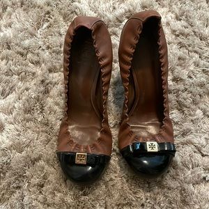 Tory Burch Brown Leather Ballet Flats with Black Patent Toe and Gold Logo